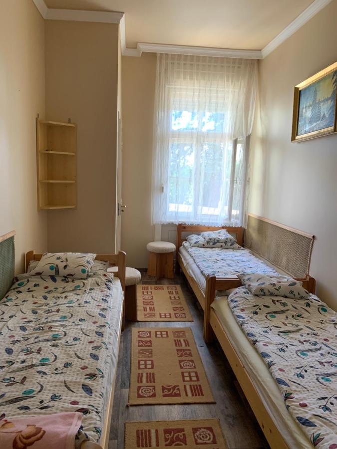 Háromágyas szoba kertre nyíló kilátással